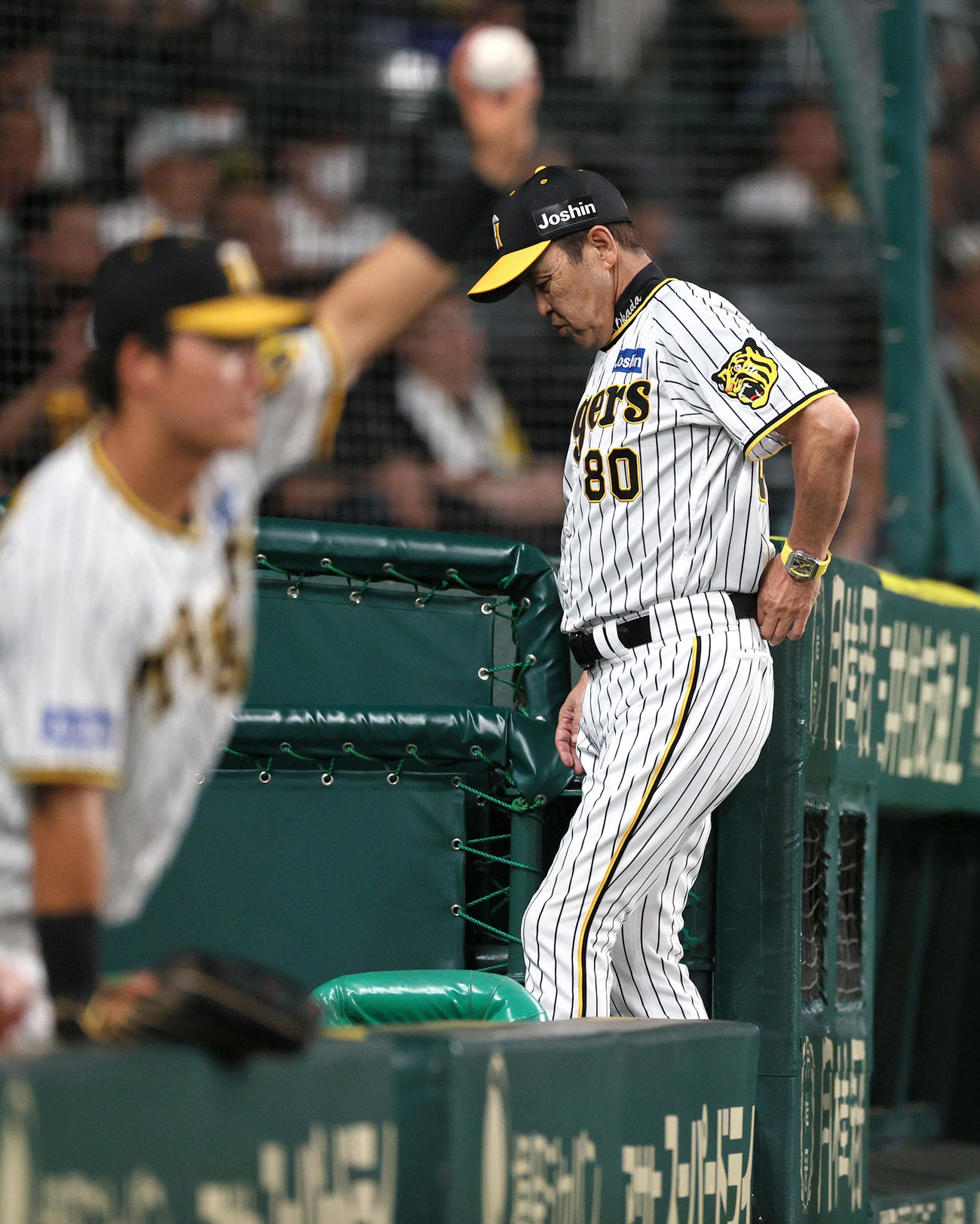 阪神対中日　10回表中日1死三塁、交代を告げベンチへ戻る岡田監督（撮影・上山淳一）