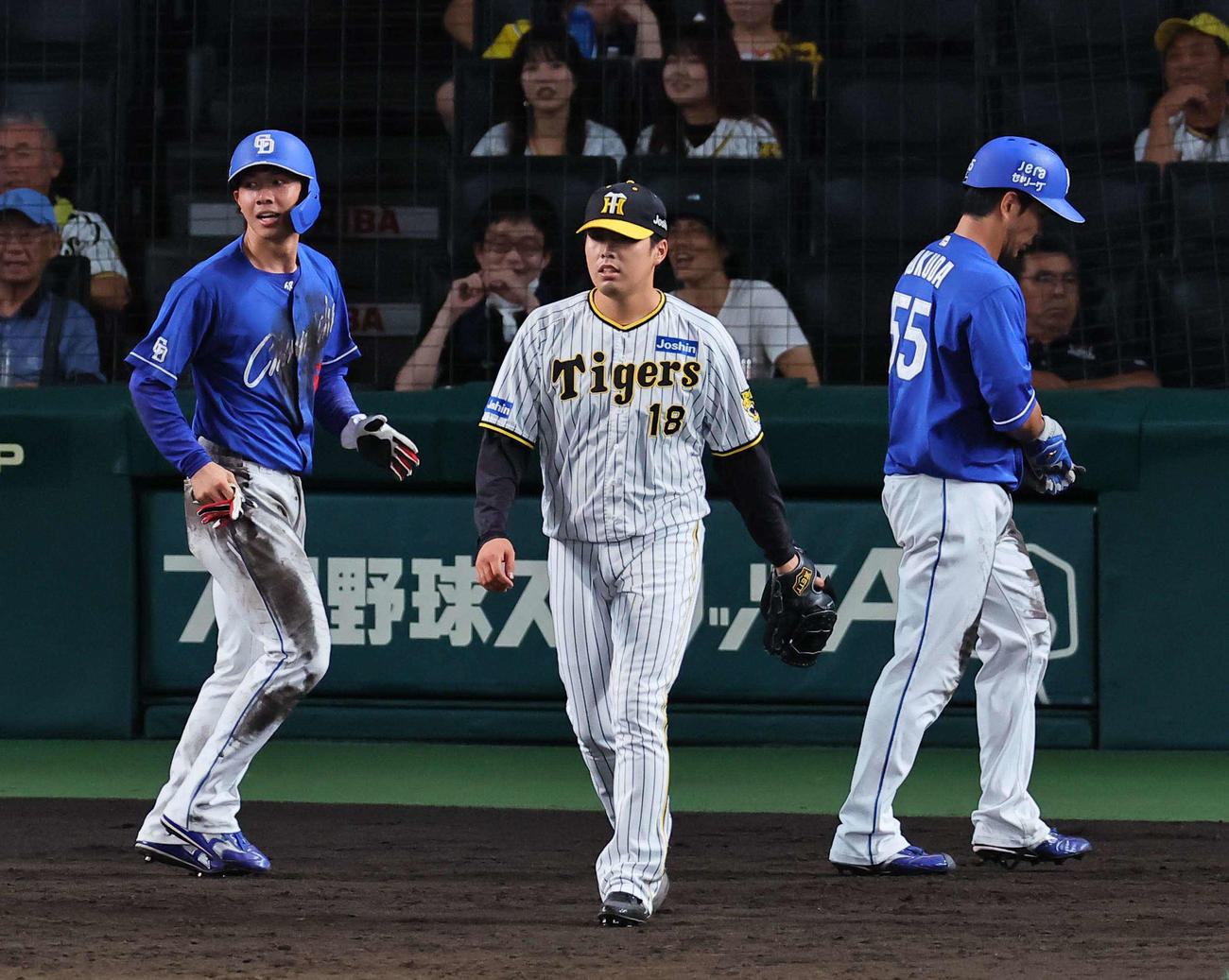 阪神対中日　10回表中日2死一、二塁、馬場（中央）は大島の適時打と味方失策で福永（左）福田の生還を許す（撮影・上田博志）