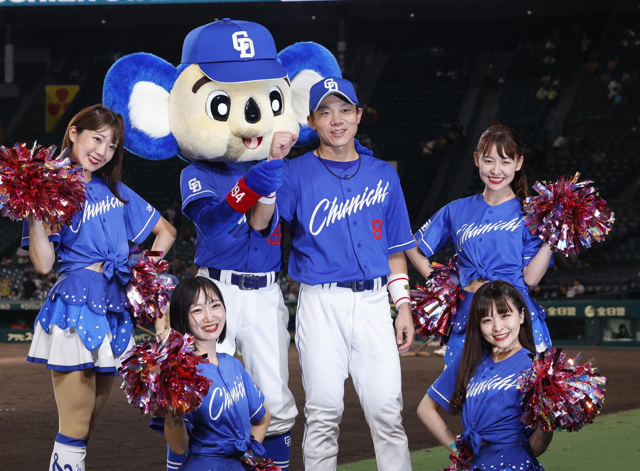 阪神対中日　阪神に勝利し、笑顔を見せる中日大島（撮影・藤尾明華）
