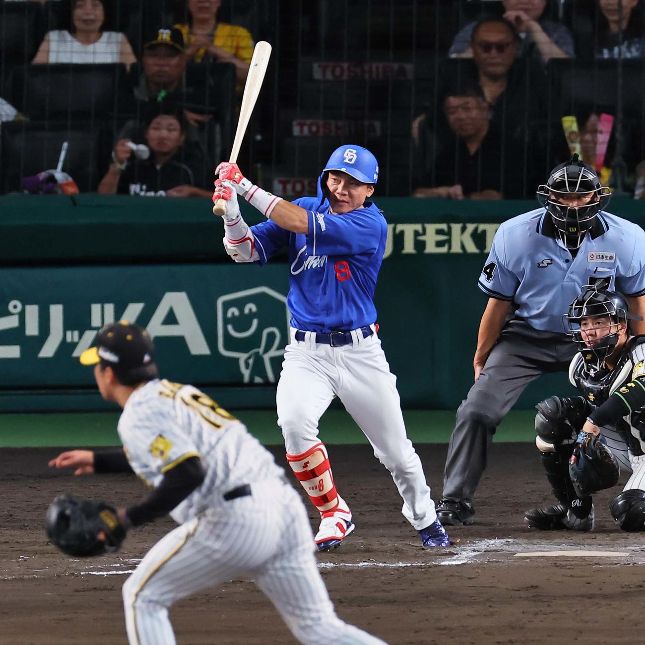 阪神対中日　10回表中日2死一、二塁、大島は右前に勝ち越し適時打を放つ（撮影・上田博志）