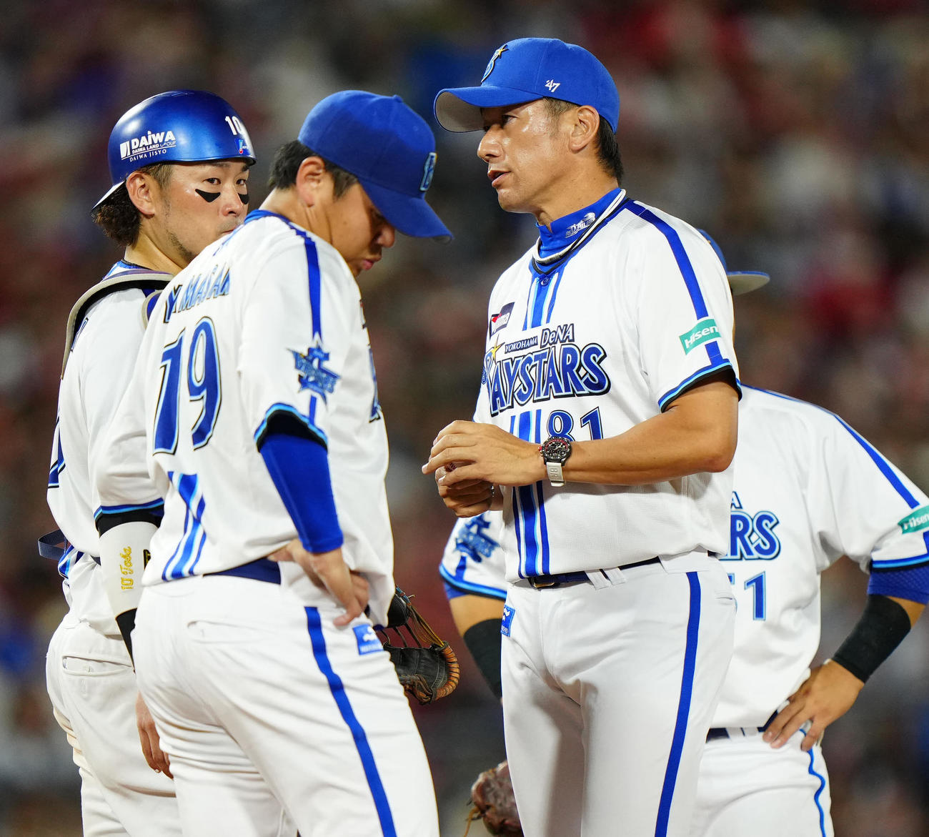 DeNA対広島　9回表、DeNA2番手の山崎（中央）の交代でマウンドに向かった三浦監督（右）（撮影・江口和貴）