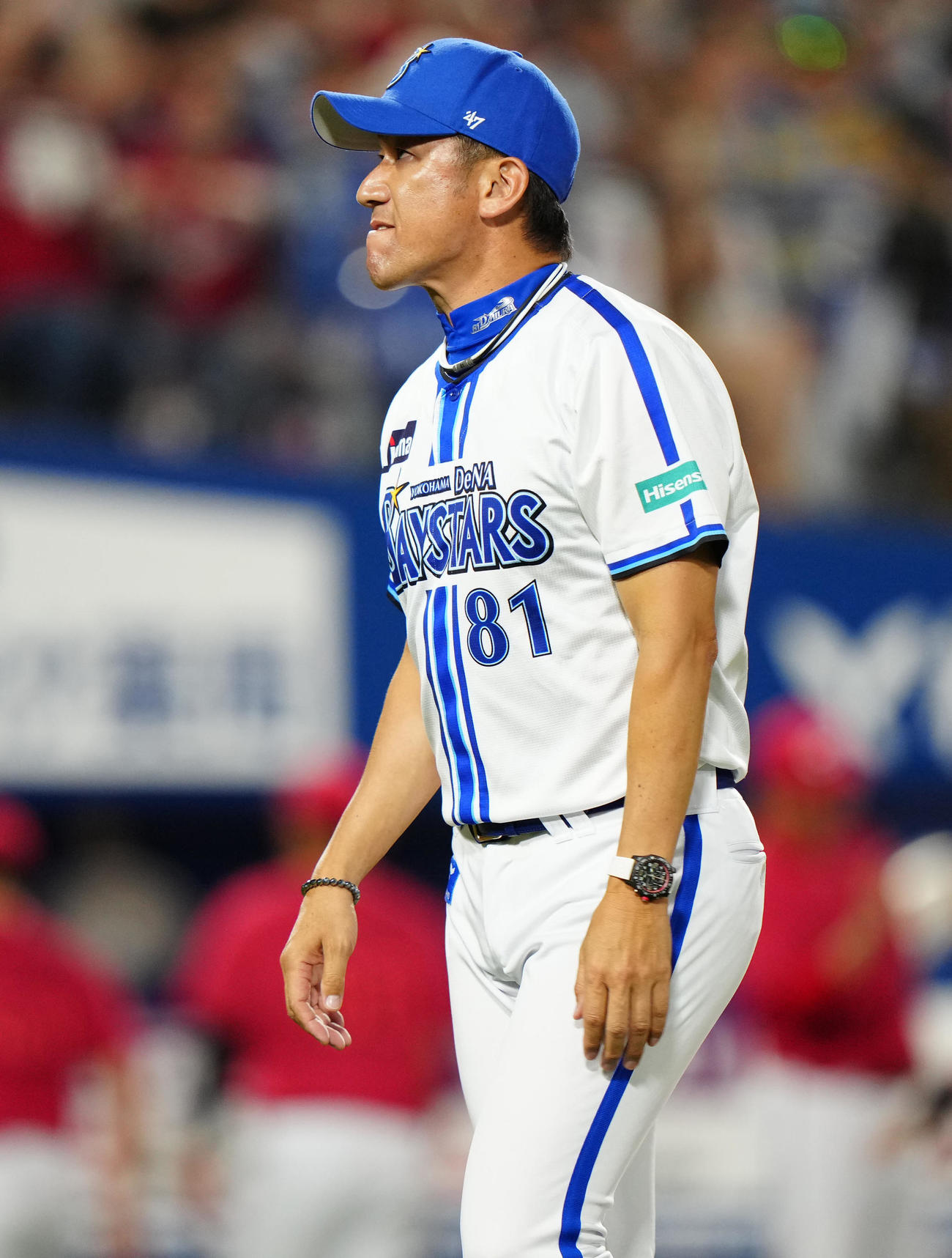 DeNA対広島　試合後、ファンにあいさつし、厳しい表情で引き揚げるDeNA三浦監督（撮影・江口和貴）