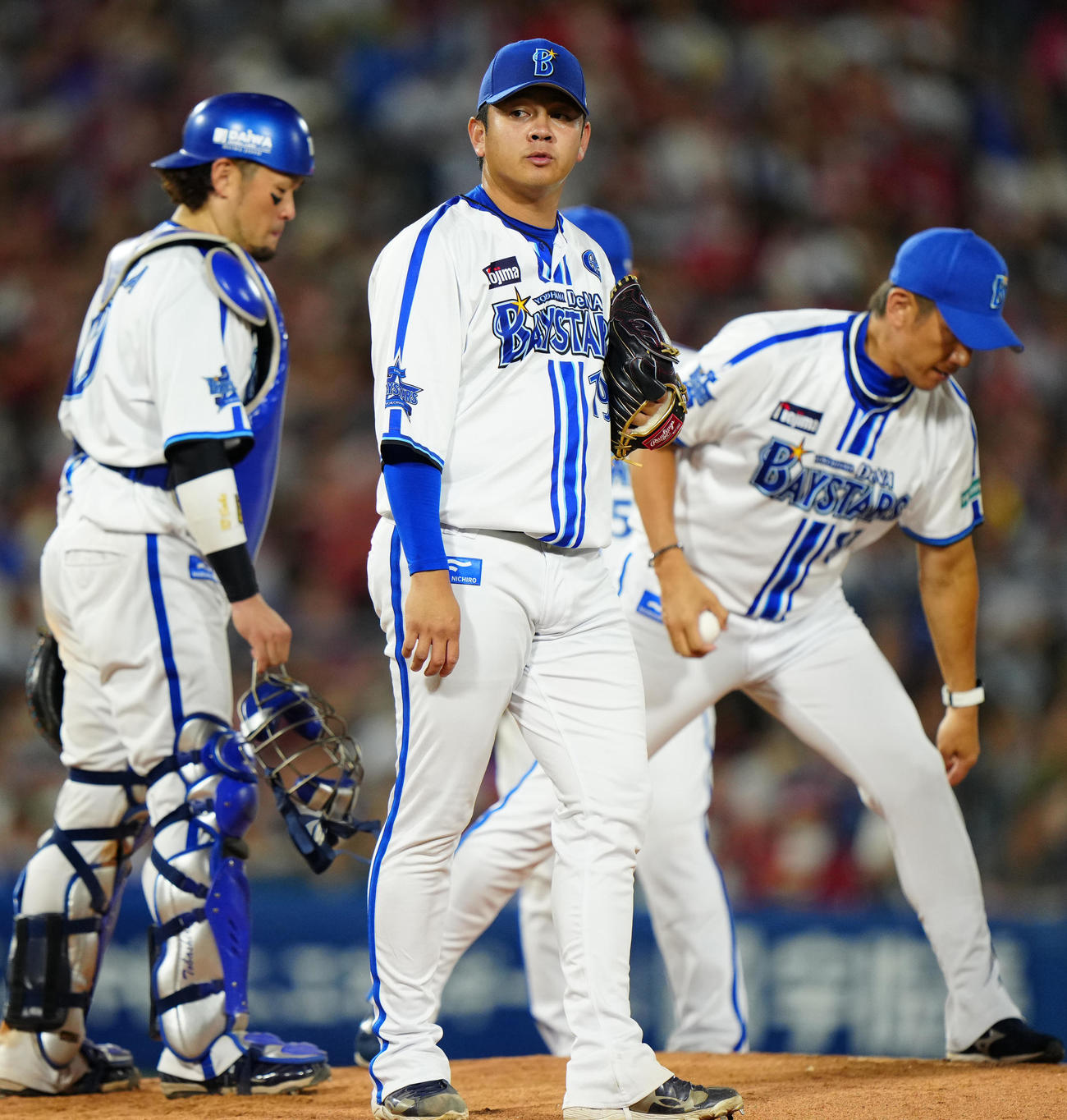 DeNA対広島　9回表途中、降板するDeNA2番手の山崎（中央）（撮影・江口和貴）