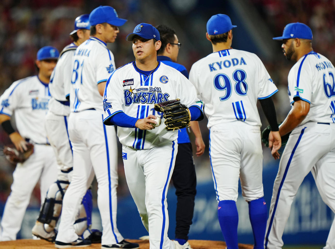 DeNA対広島　9回表途中、降板するDeNA2番手の山崎（中央）（撮影・江口和貴）