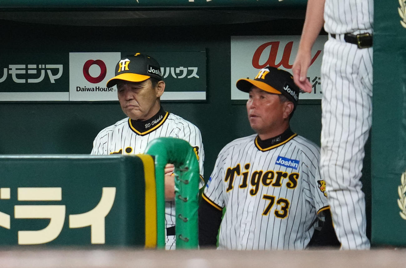 延長で中日に敗れうつむく阪神岡田監督（左）（撮影・藤尾明華）