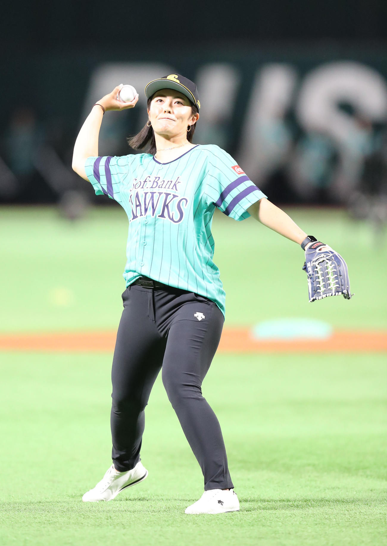 ソフトバンク対オリックス　セレモニアルピッチを行った渡辺（撮影・梅根麻紀）