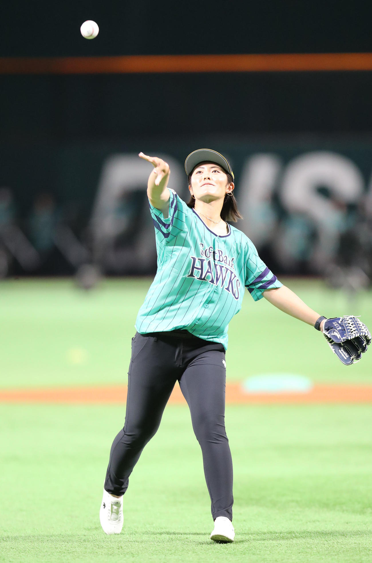 ソフトバンク対オリックス　セレモニアルピッチを行った渡辺（撮影・梅根麻紀）
