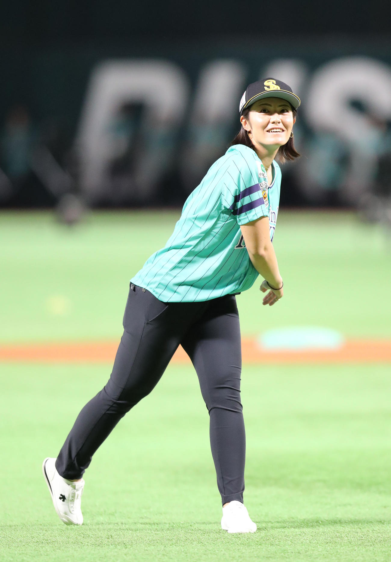 ソフトバンク対オリックス　セレモニアルピッチを行った渡辺（撮影・梅根麻紀）