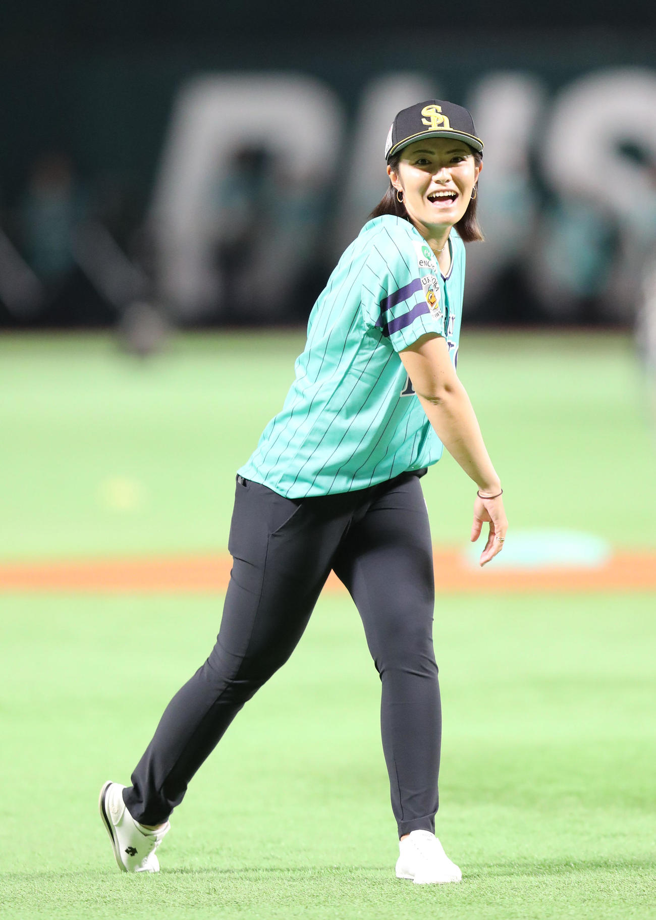 ソフトバンク対オリックス　セレモニアルピッチを行った渡辺（撮影・梅根麻紀）