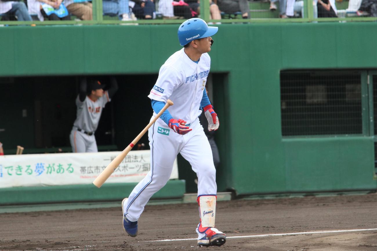 1回裏2死二塁、2ラン本塁打を放つ日本ハム野村（撮影・石井翔太）