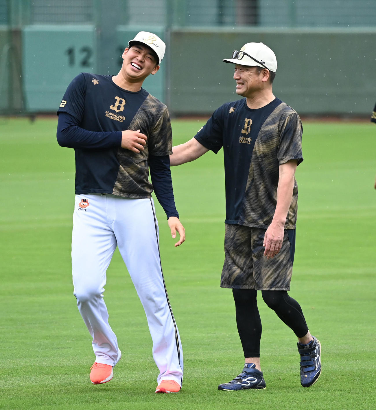 オリックス中嶋監督にくすぐられる山下（2023年7月13日撮影）