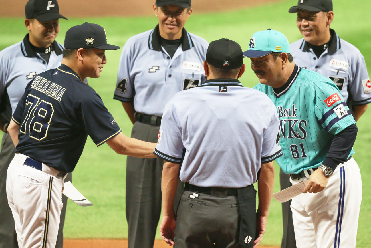 ソフトバンク対オリックス　メンバー表交換をする藤本監督（右）とオリックスの中嶋監督（撮影・冨田成美）