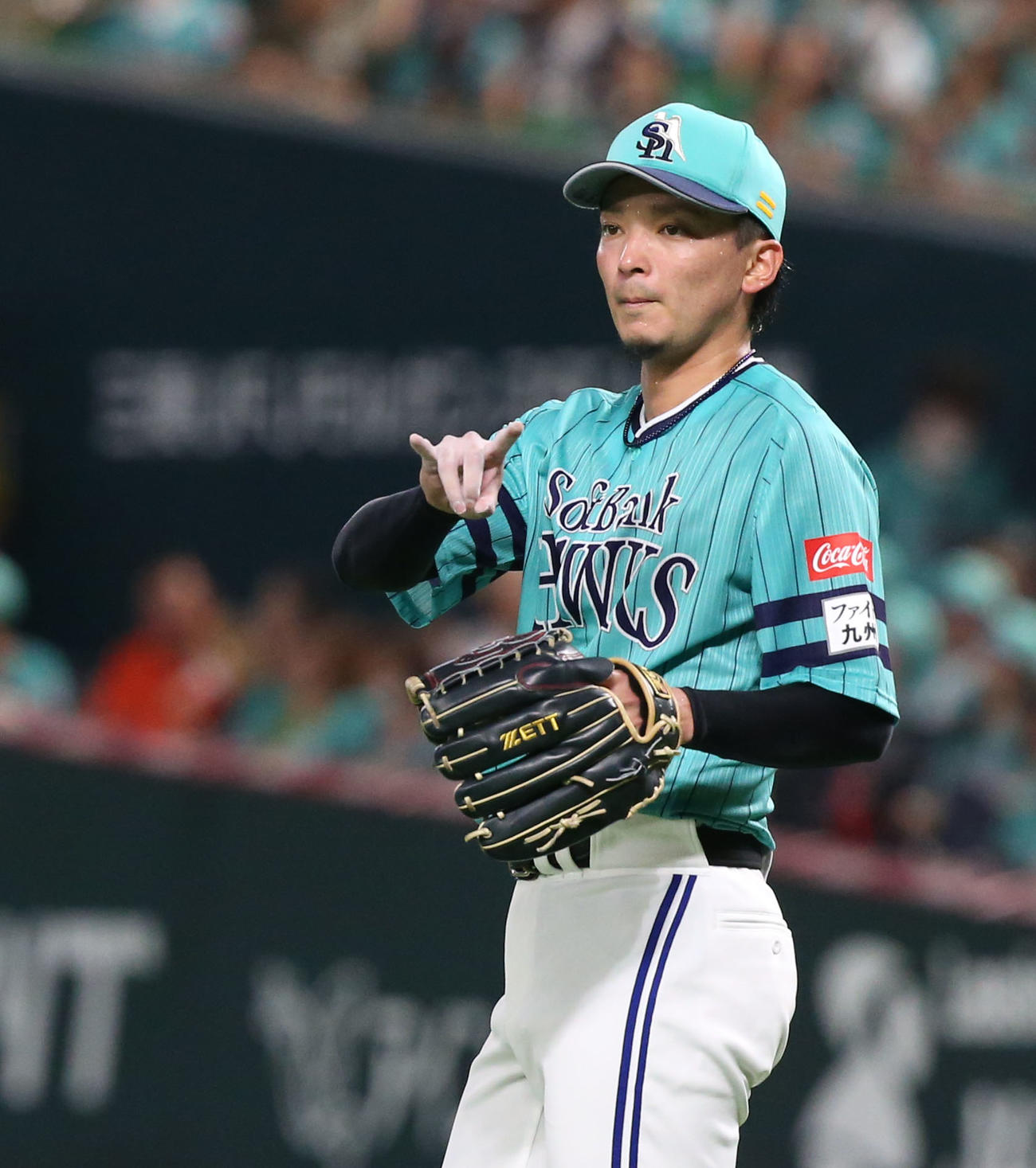 ソフトバンク対オリックス　4回表オリックス1死、セデーニョを空振りの三振に仕留めナインに合図を送る東浜（撮影・冨田成美）