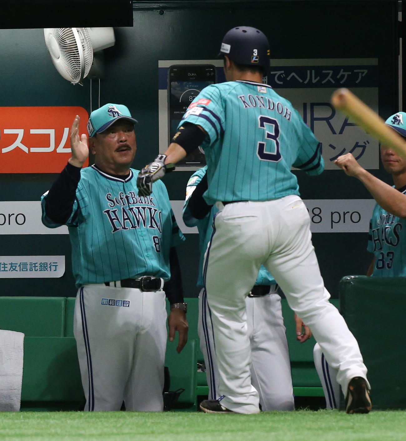 ソフトバンク対オリックス　1回裏ソフトバンク2死二塁、近藤（右）は柳田の左前適時打により生還し藤本監督とタッチを交わす（撮影・冨田成美）