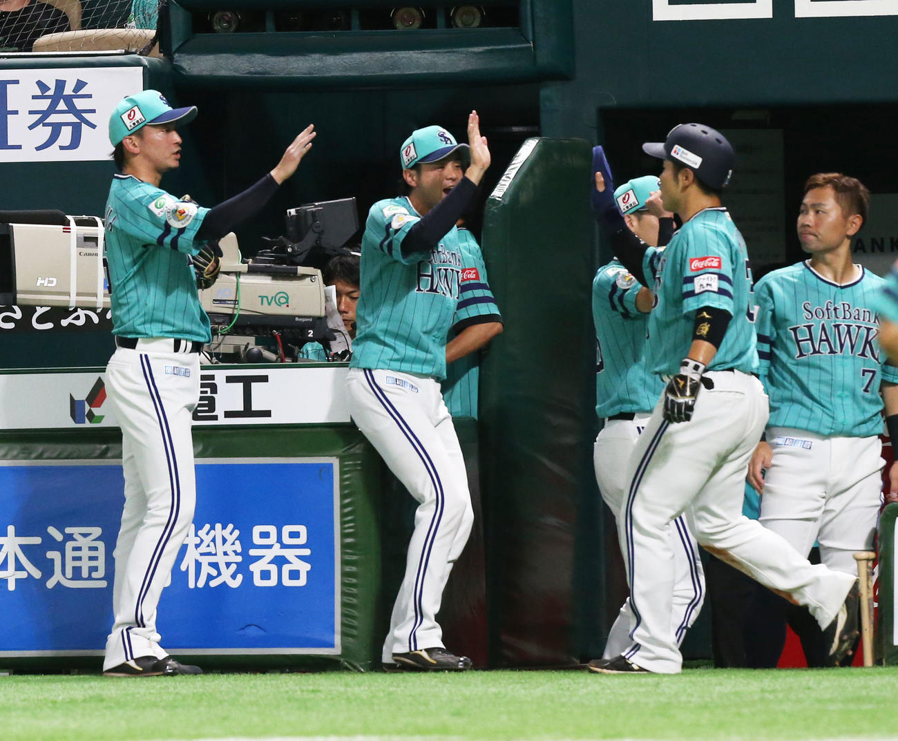 ソフトバンク対オリックス　1回裏ソフトバンク2死二塁、近藤（右から2人目）は柳田の左前適時打により生還しベンチのナインとタッチを交わす（撮影・冨田成美）