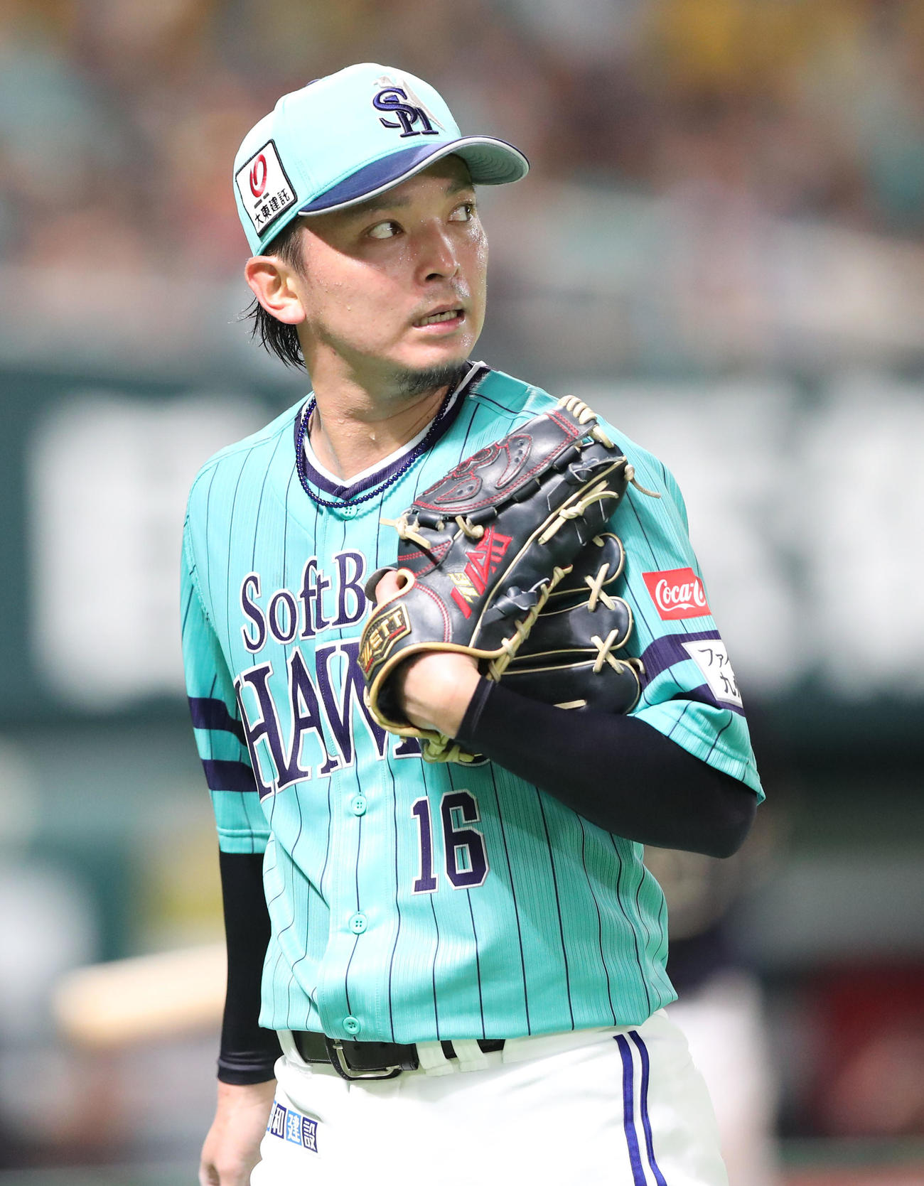 ソフトバンク対オリックス　先発の東浜は6回を投げ終えベンチに引きあげる（撮影・梅根麻紀）