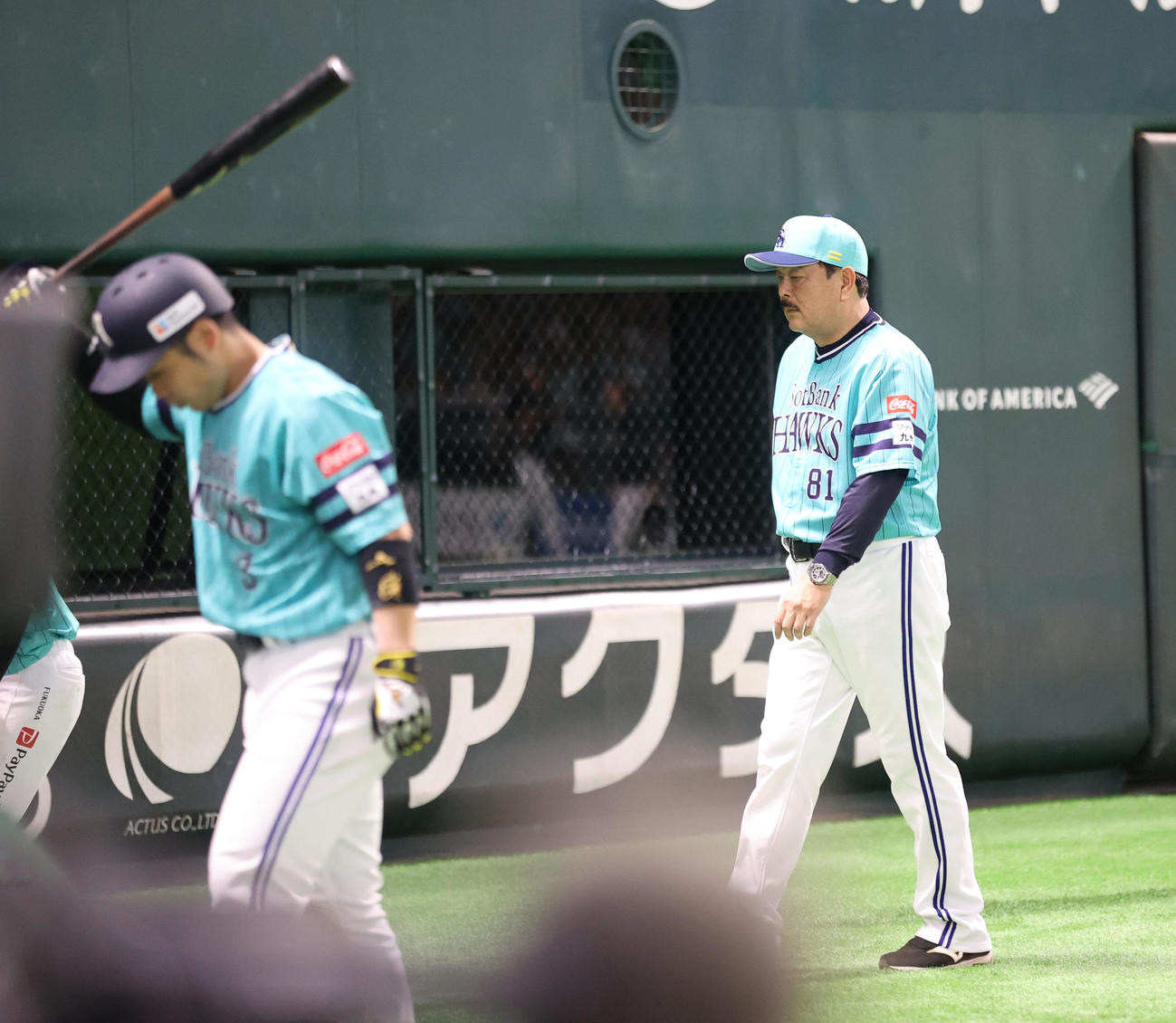 ソフトバンク対オリックス　8回裏終了後、審判に投手交代を告げた藤本監督、手前は満塁で空振り三振に終わった近藤（撮影・梅根麻紀）