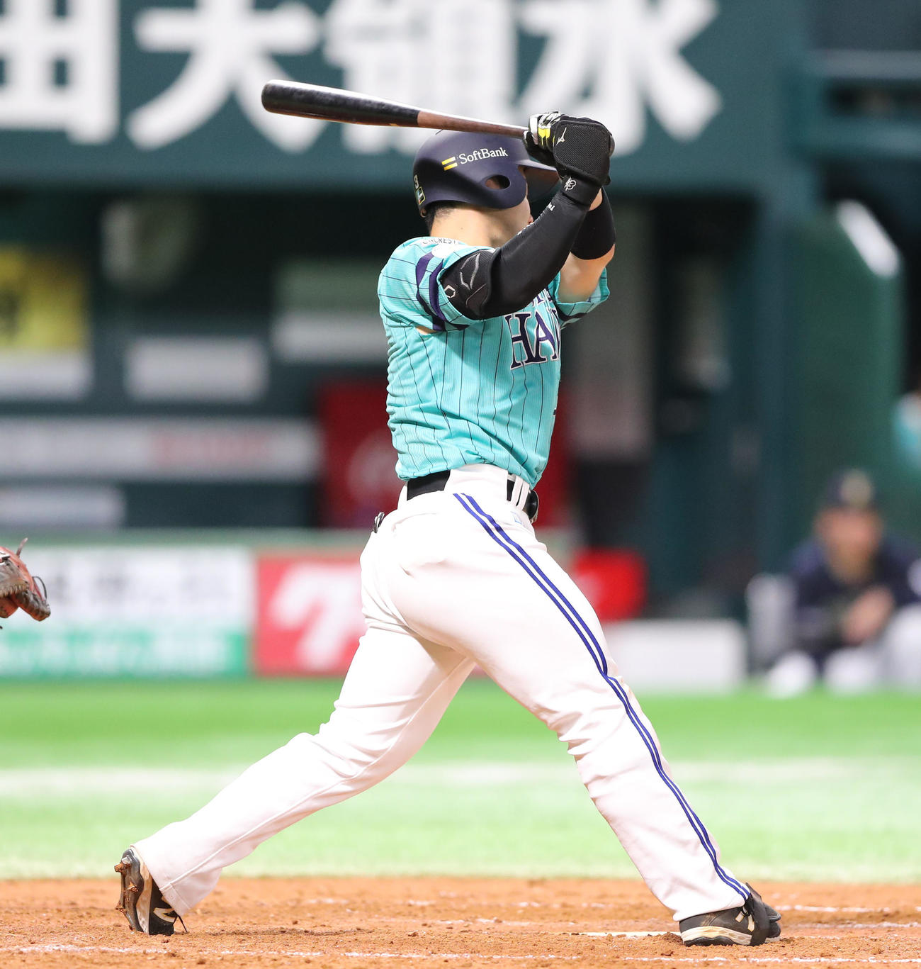 ソフトバンク対オリックス　8回裏ソフトバンク2死満塁、空振り三振に終わった近藤（撮影・梅根麻紀）