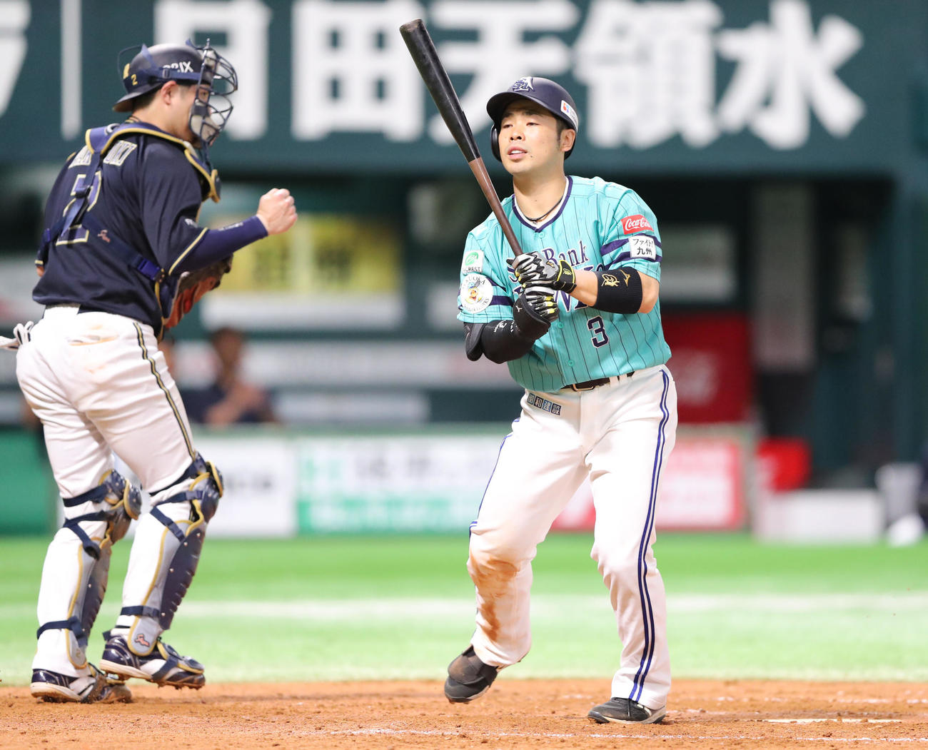 ソフトバンク対オリックス　8回裏ソフトバンク2死満塁、空振り三振に終わった近藤（撮影・梅根麻紀）