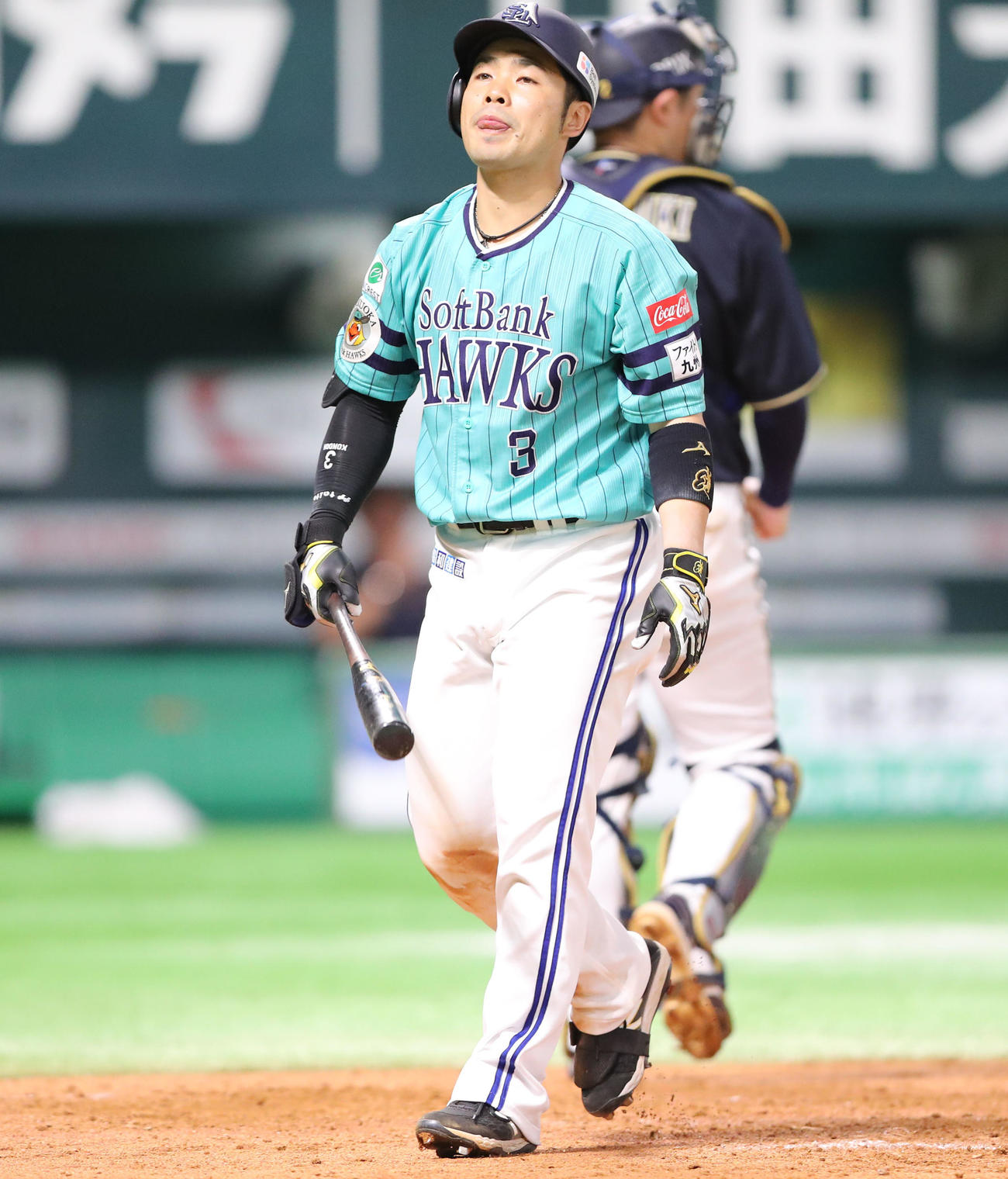 ソフトバンク対オリックス　8回裏ソフトバンク2死満塁、空振り三振に終わった近藤（撮影・梅根麻紀）
