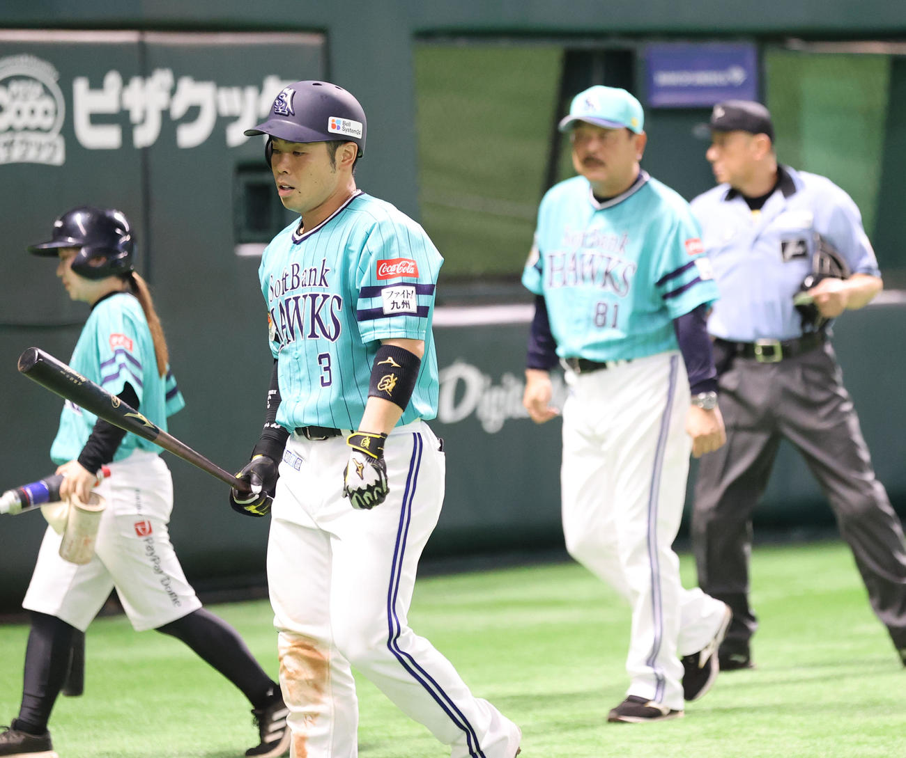 ソフトバンク対オリックス　8回裏ソフトバンク2死満塁、空振り三振に終わった近藤（撮影・梅根麻紀）