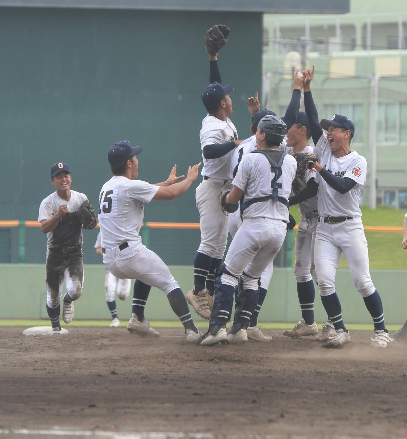 沖縄大会　沖縄尚学対日本ウェルネス　優勝を決め、歓喜する沖縄尚学ナイン（撮影・佐藤究）