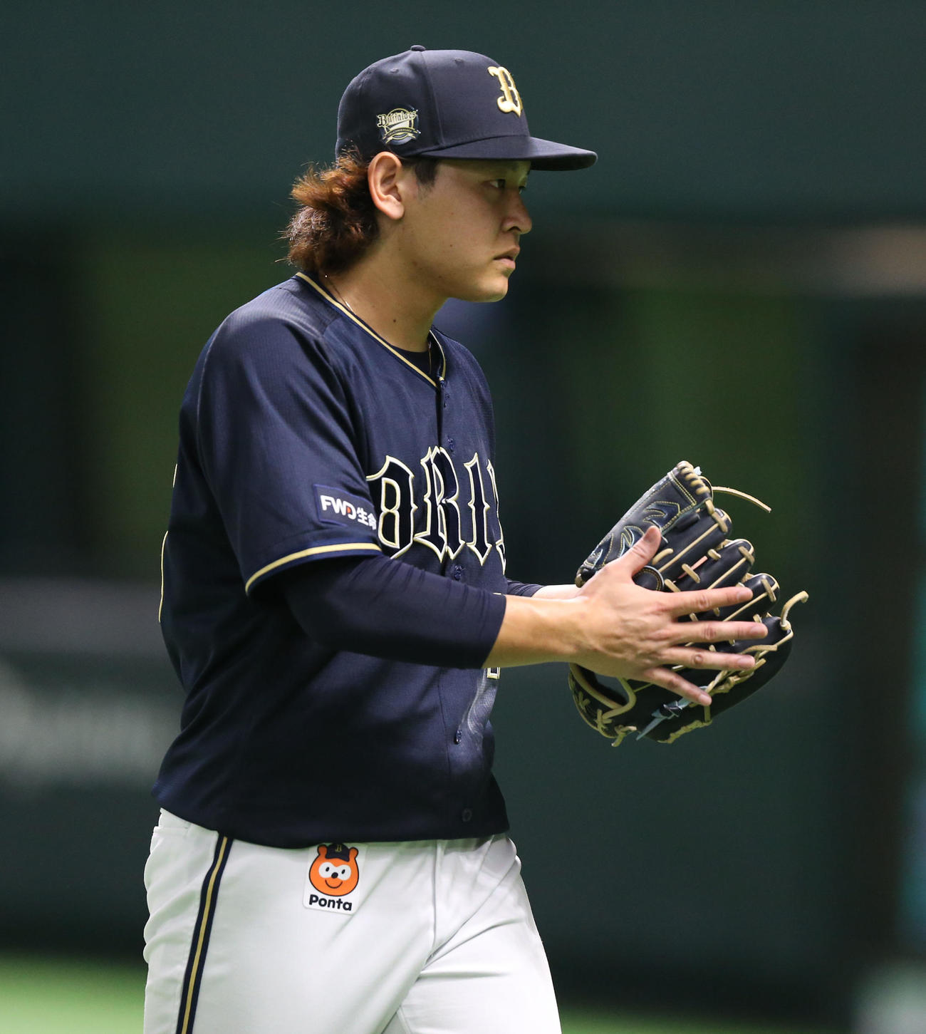 ソフトバンク対オリックス　2回を無失点に抑えグラブを叩く宮城（撮影・冨田成美）