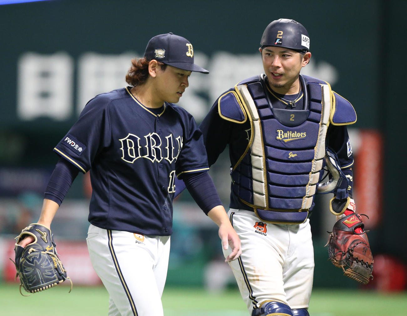 ソフトバンク対オリックス　6回を投げ終えた宮城（左）は捕手の若月と話をしながら引き揚げる（撮影・冨田成美）