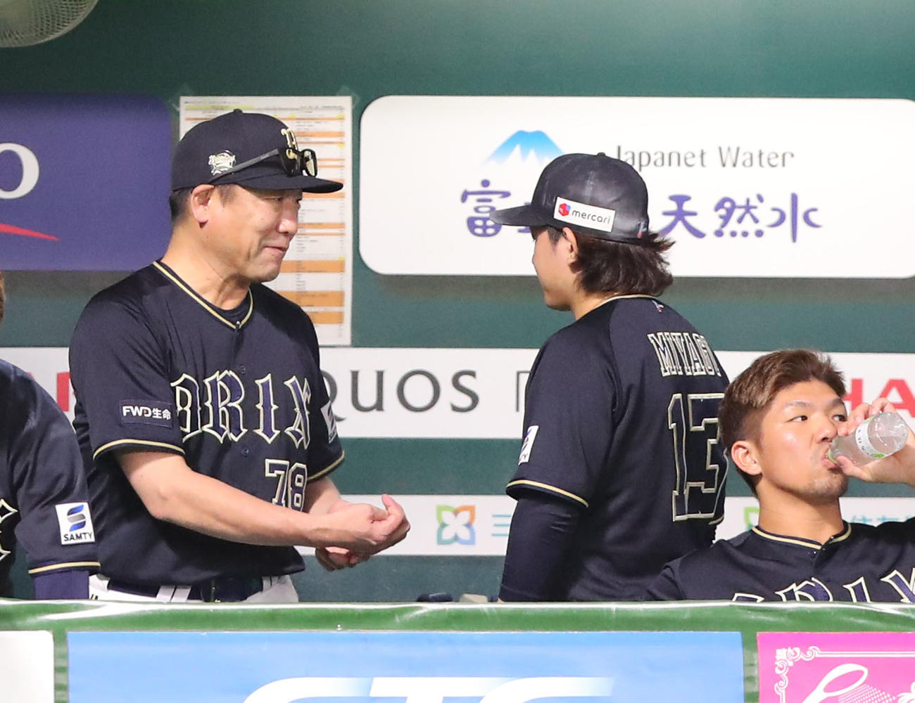 ソフトバンク対オリックス　8回を投げ終えた先発の宮城は中嶋監督に声をかけられる（撮影・梅根麻紀）