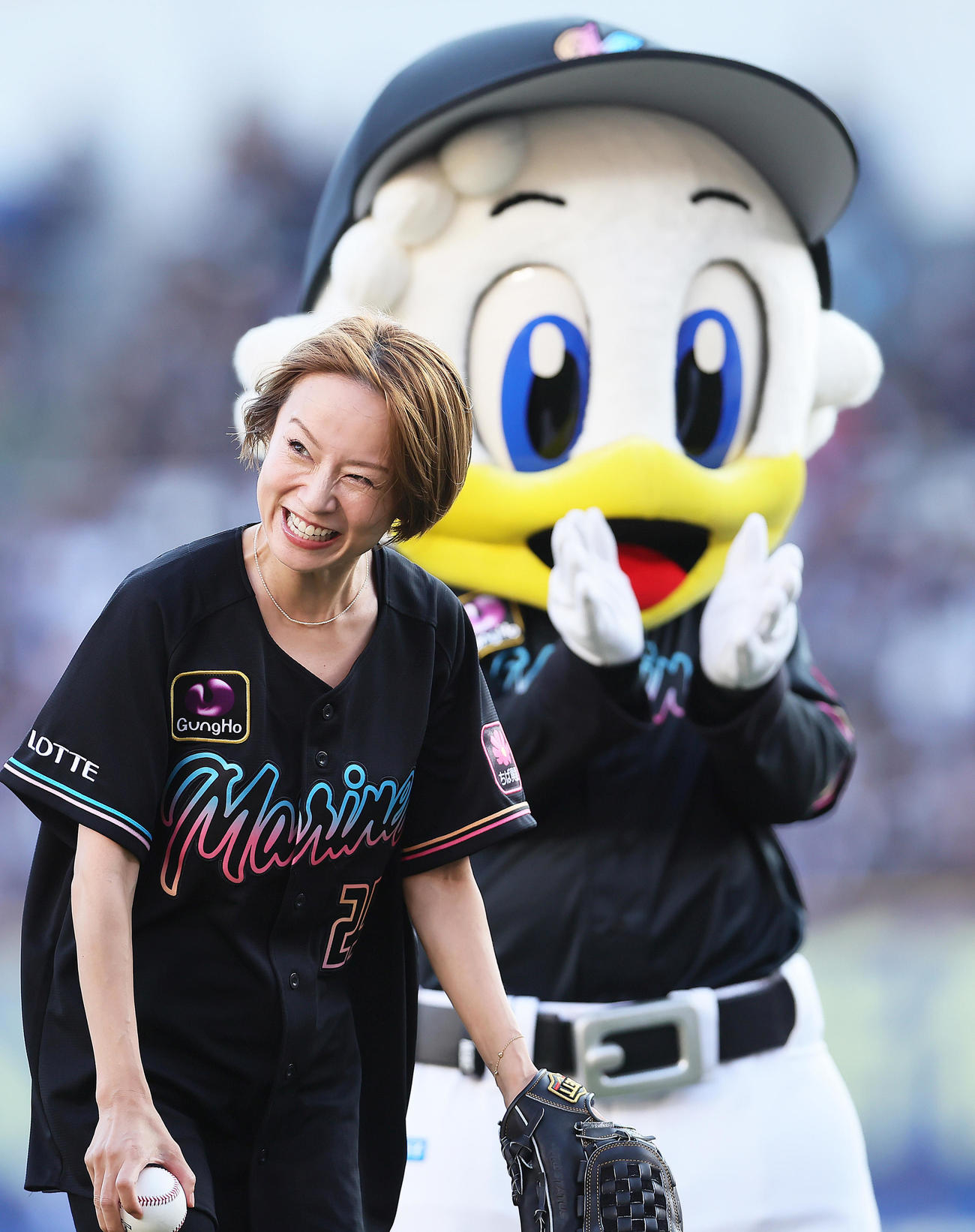 ロッテ対楽天　セレモニアルピッチを終え、笑顔を見せる鈴木亜美（撮影・足立雅史）