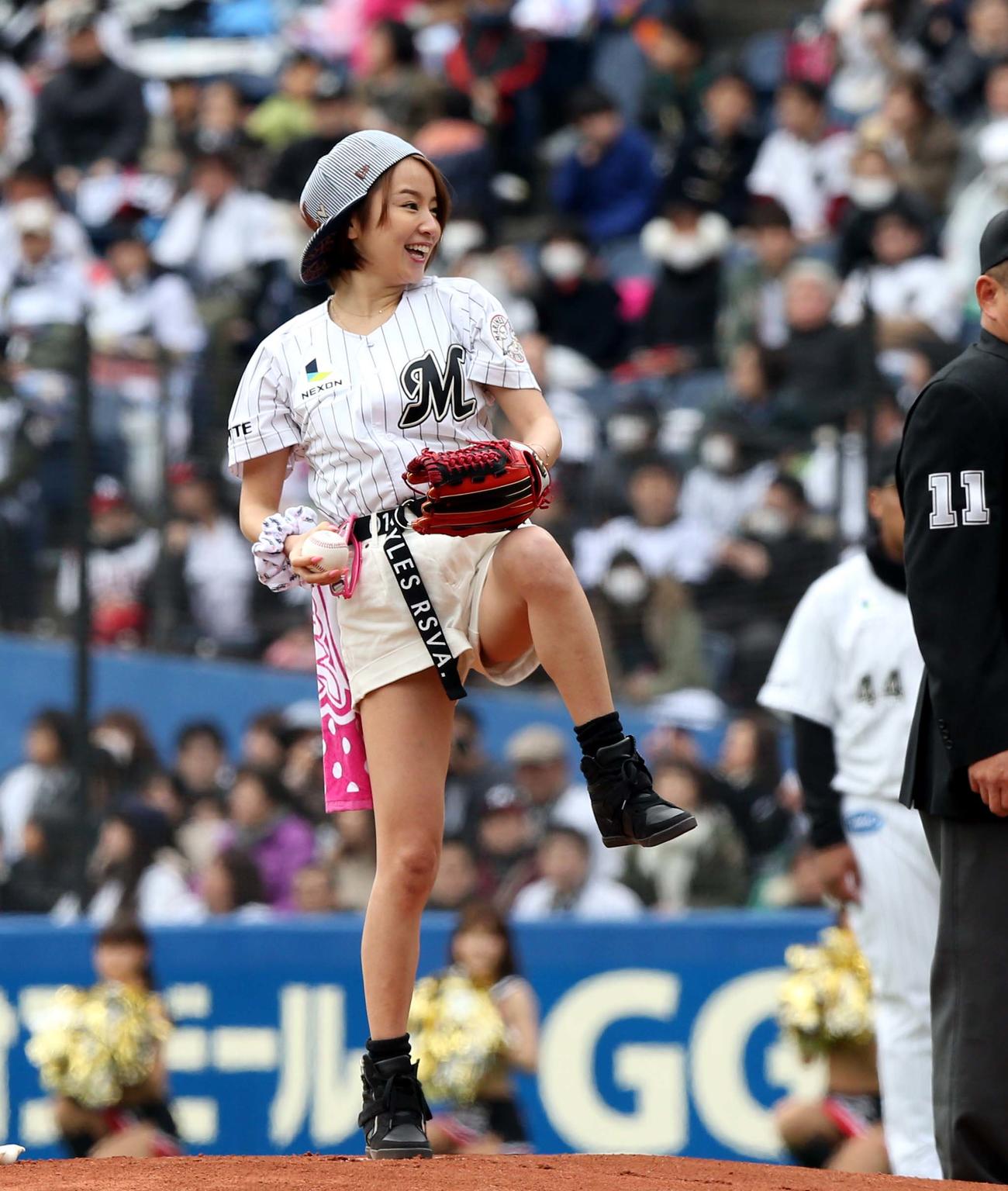 2016年3月、ショートパンツ姿で始球式を務めた鈴木亜美