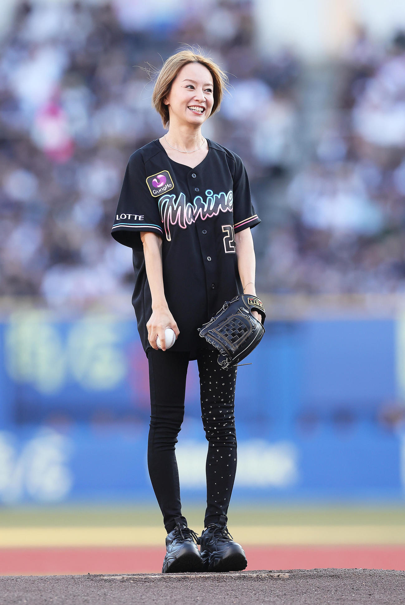 ロッテ対楽天　セレモニアルピッチに臨む鈴木亜美（撮影・足立雅史）