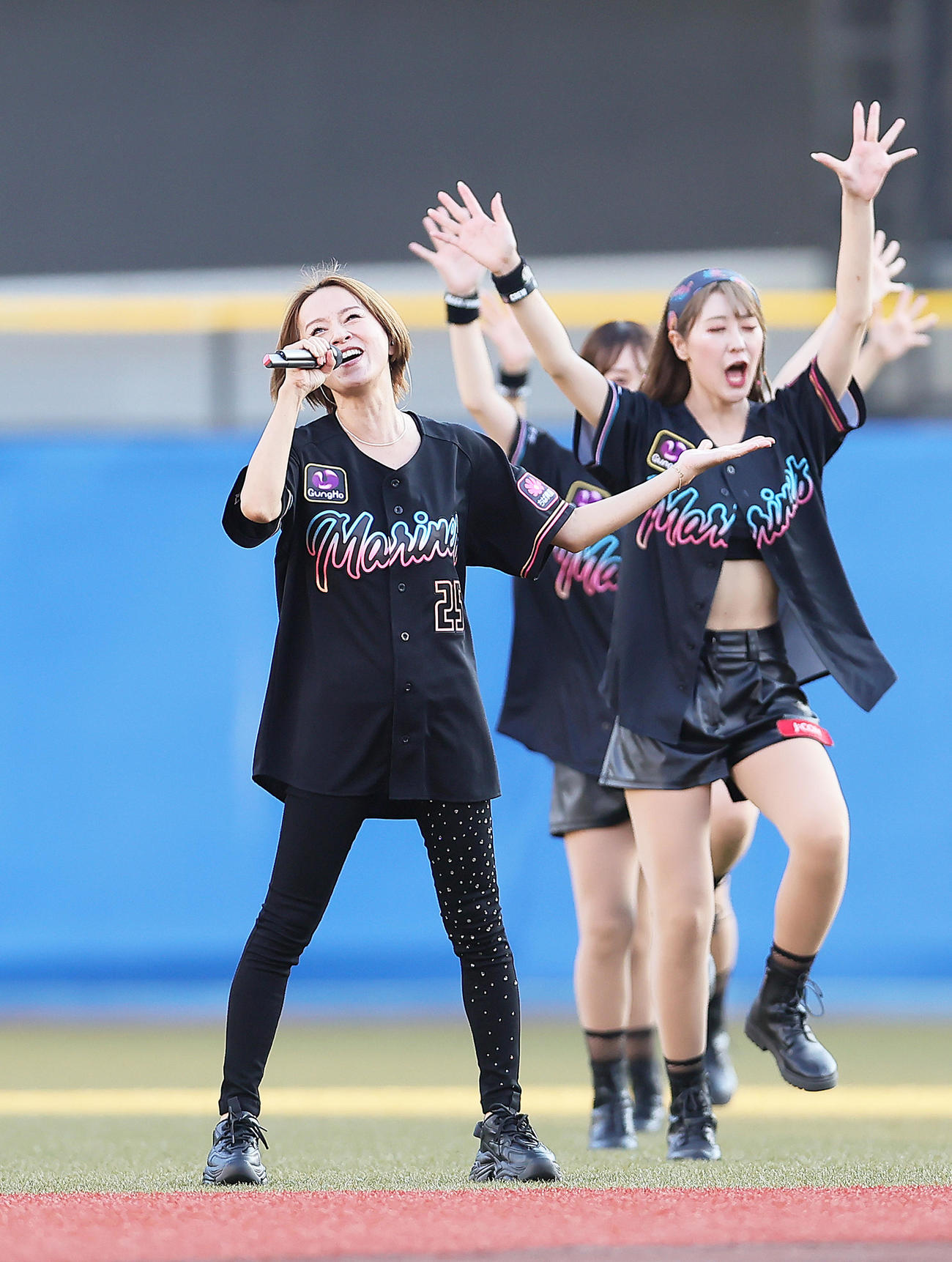 ロッテ対楽天　試合前、スペシャルライブを行った鈴木亜美（左）（撮影・足立雅史）