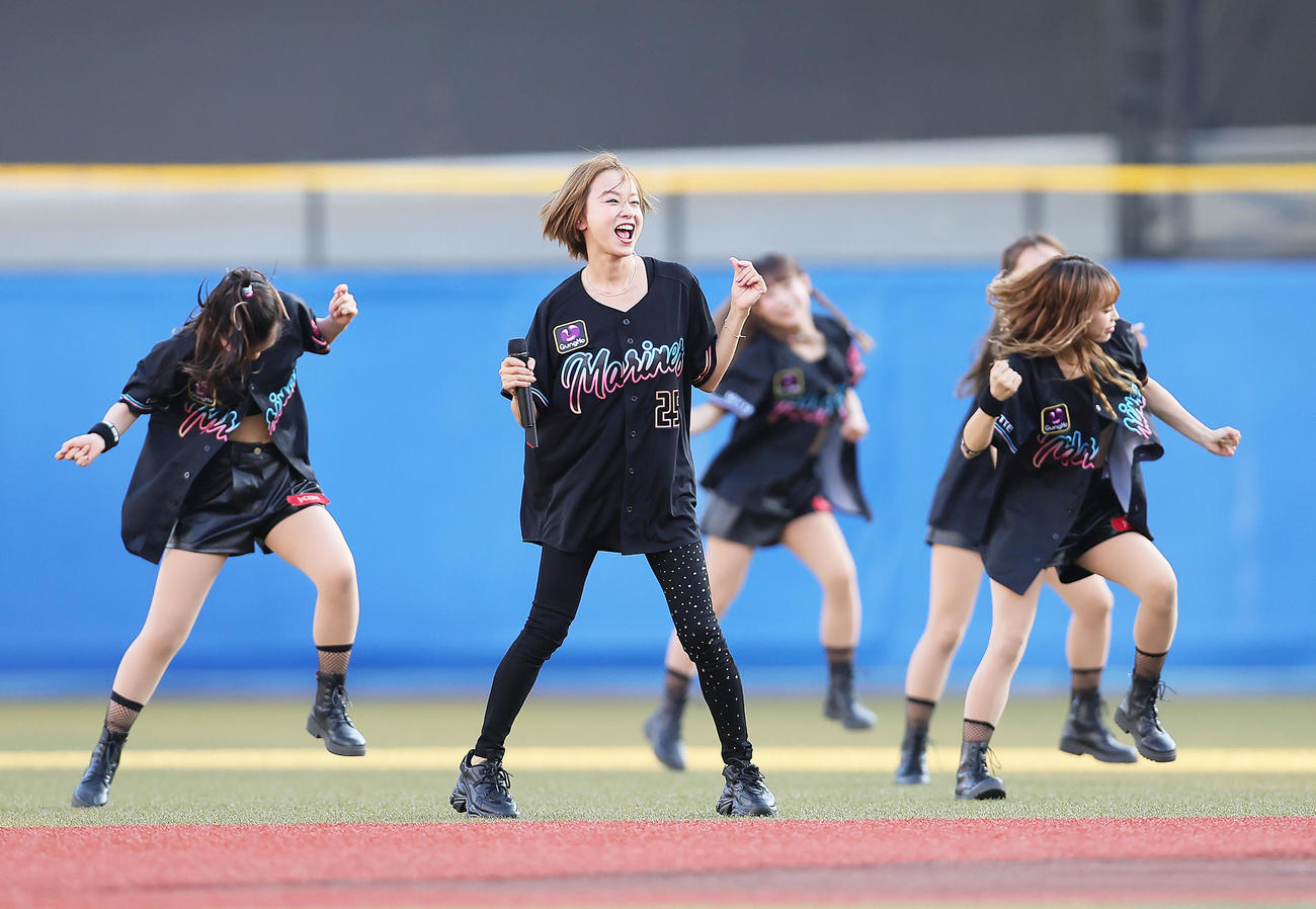 ロッテ対楽天　試合前、スペシャルライブを行った鈴木亜美（中央）（撮影・足立雅史）