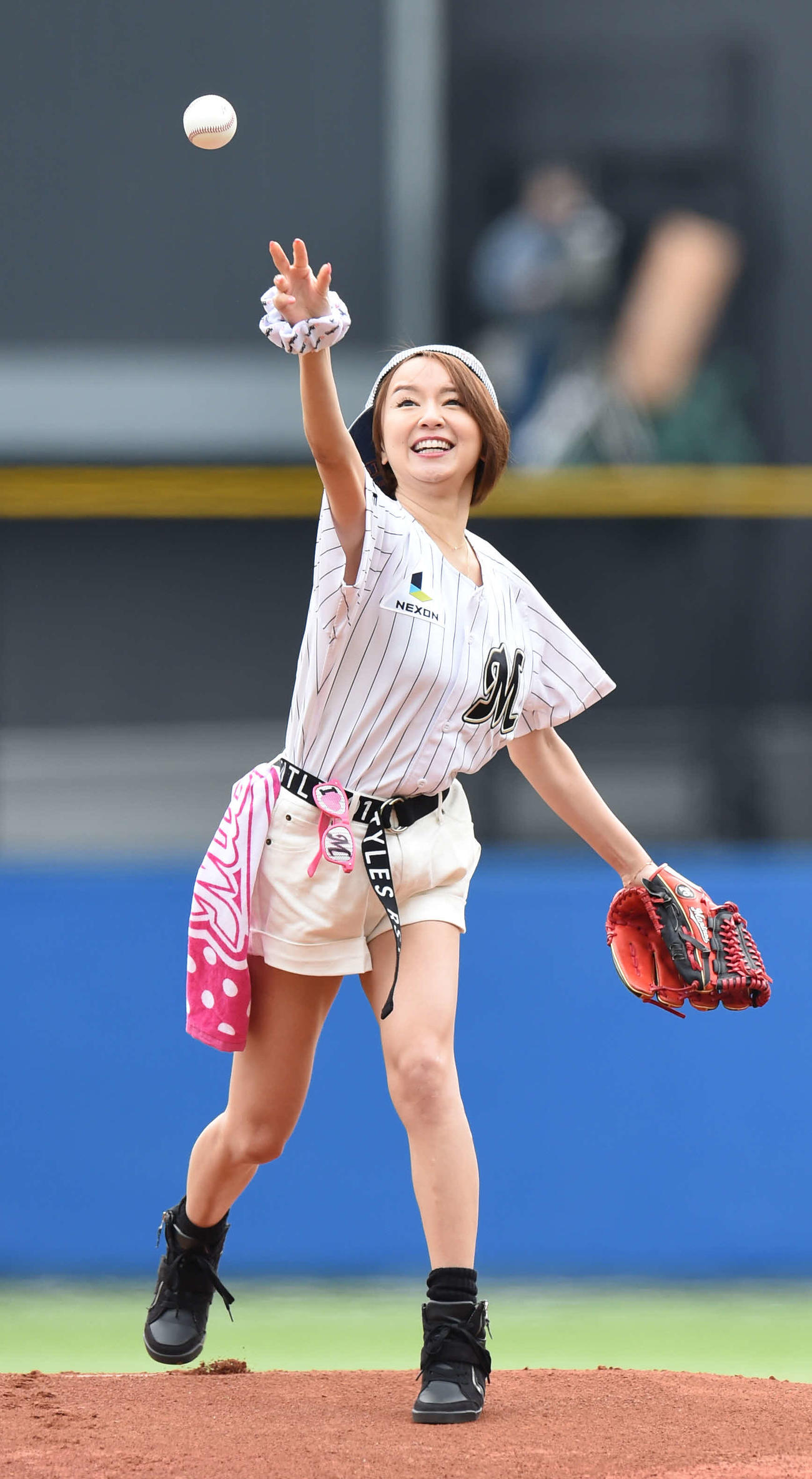 2016年3月、ショートパンツ姿で始球式を務めた鈴木亜美