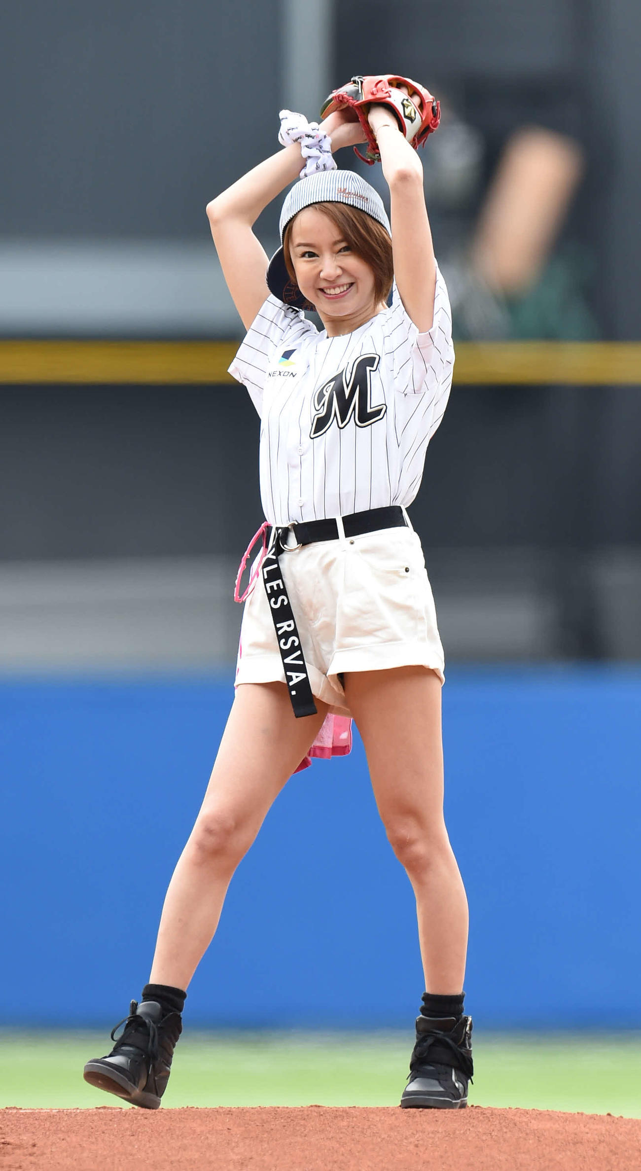 2016年3月、ショートパンツ姿で始球式を務めた鈴木亜美