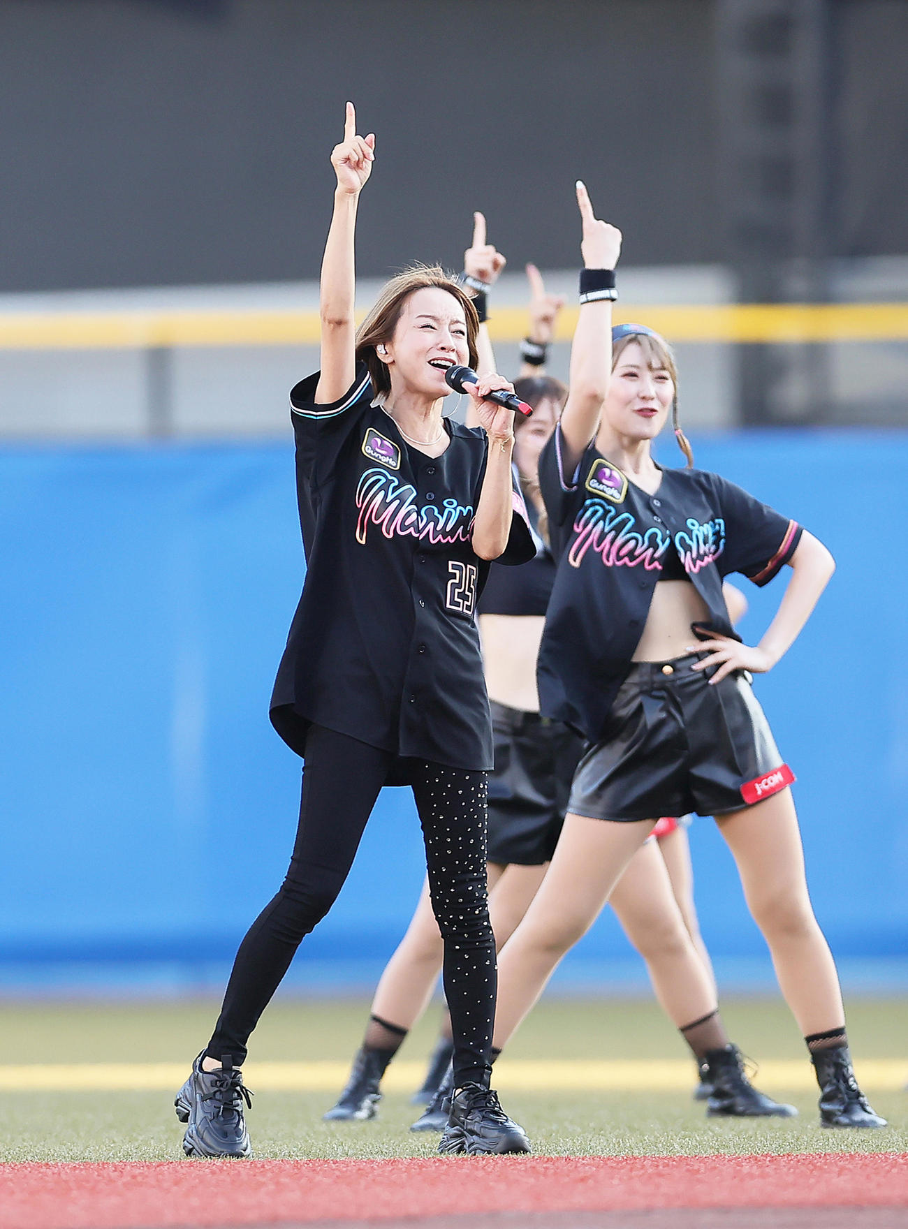 ロッテ対楽天　試合前、スペシャルライブを行った鈴木亜美（左）（撮影・足立雅史）