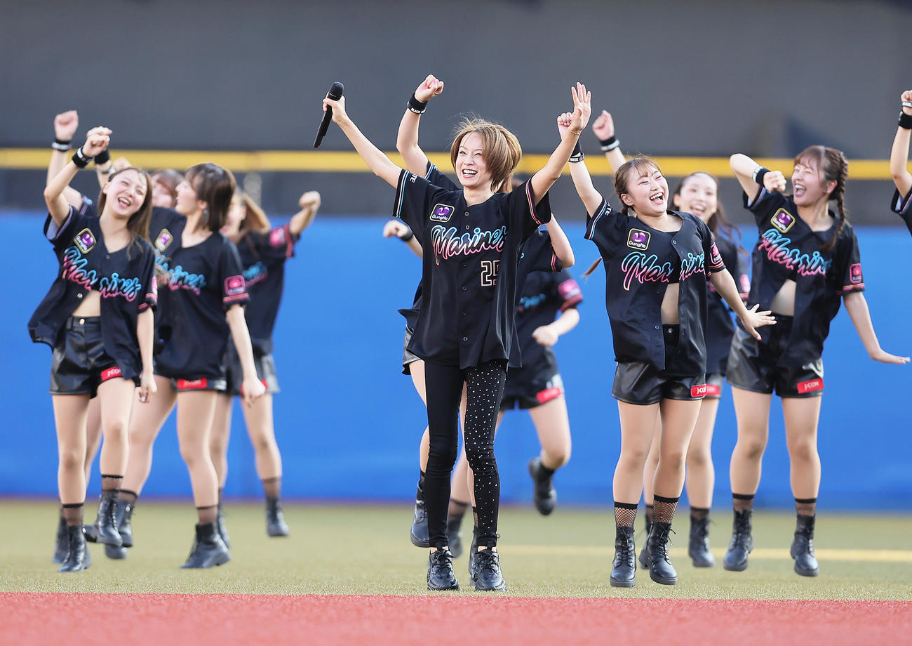 ロッテ対楽天　試合前、スペシャルライブを行った鈴木亜美（中央）（撮影・足立雅史）