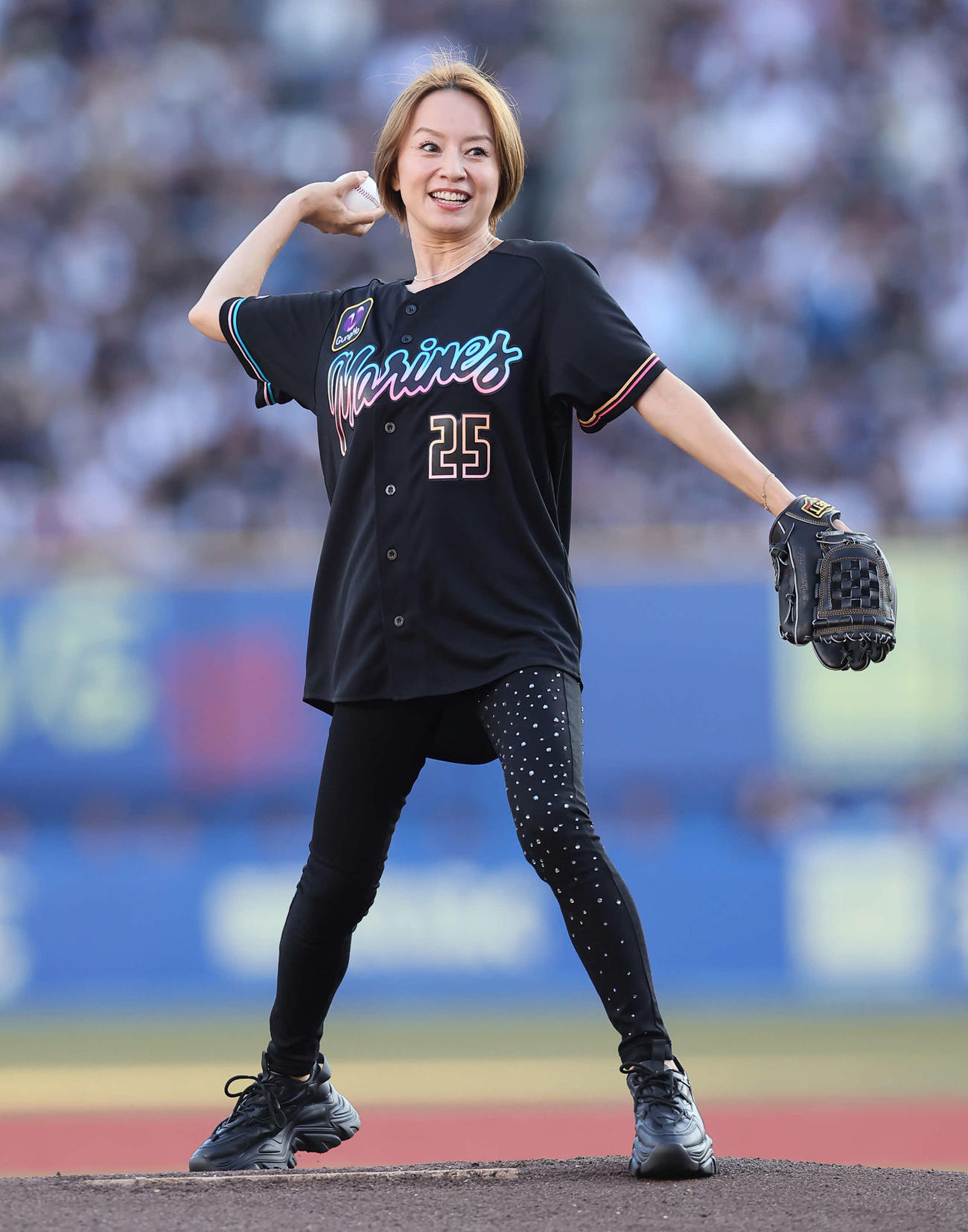 ロッテ対楽天　セレモニアルピッチを行った鈴木亜美（撮影・足立雅史）