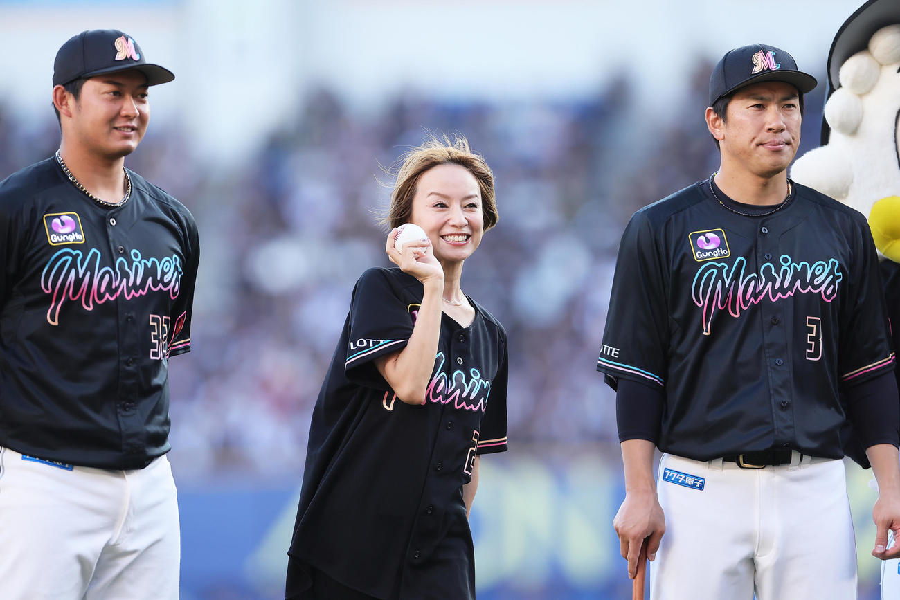 ロッテ対楽天　セレモニアルピッチを行った鈴木亜美（中央）はロッテの佐藤都（左）、角中と記念撮影する（撮影・足立雅史）
