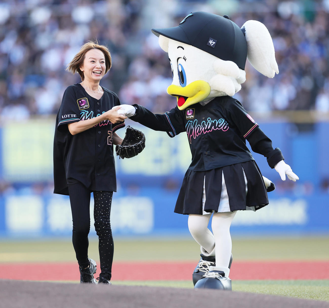 ロッテ対楽天　セレモニアルピッチに臨む鈴木亜美（撮影・足立雅史）