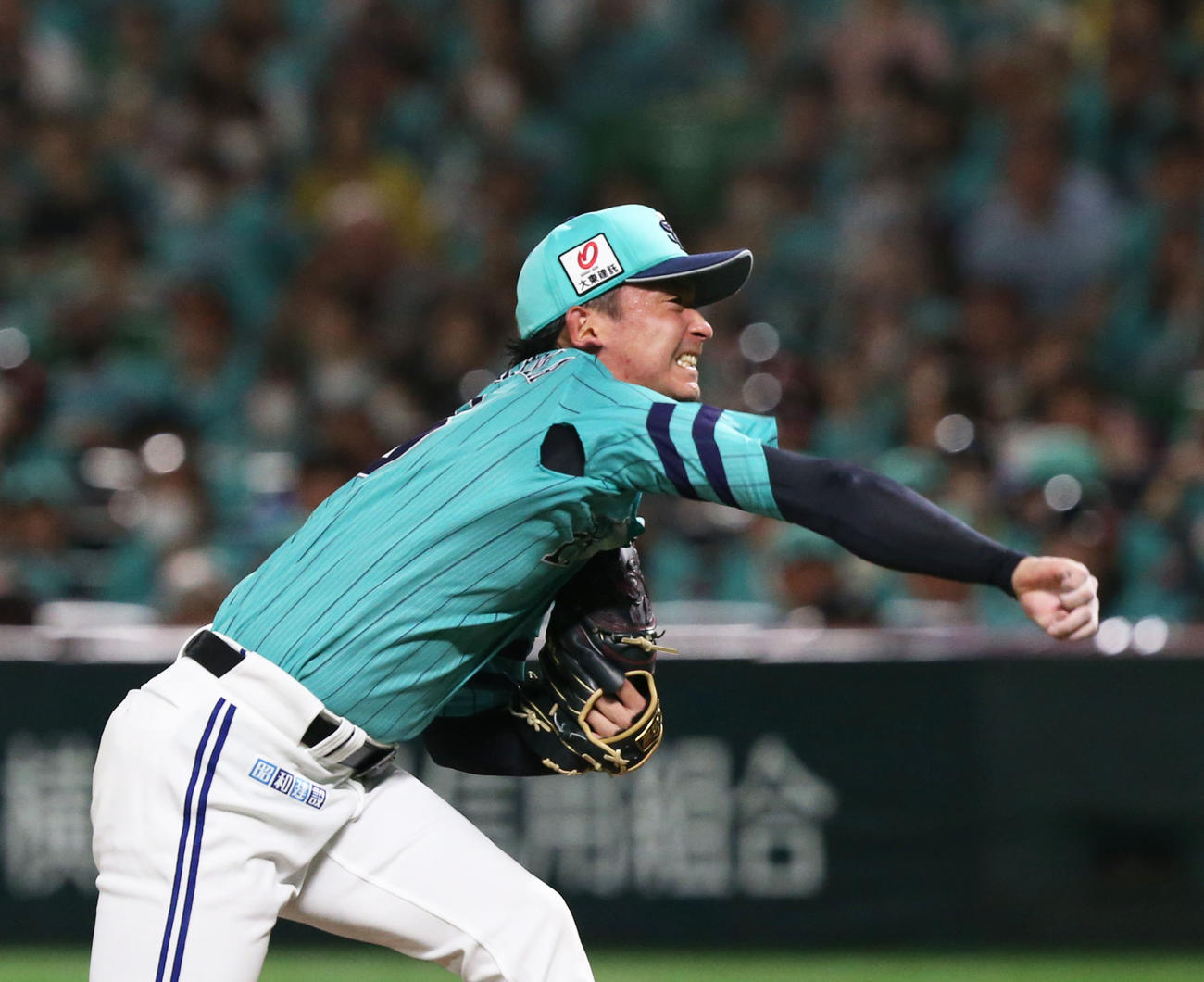 ソフトバンク対オリックス　8回に力投する先発の東浜（撮影・冨田成美）