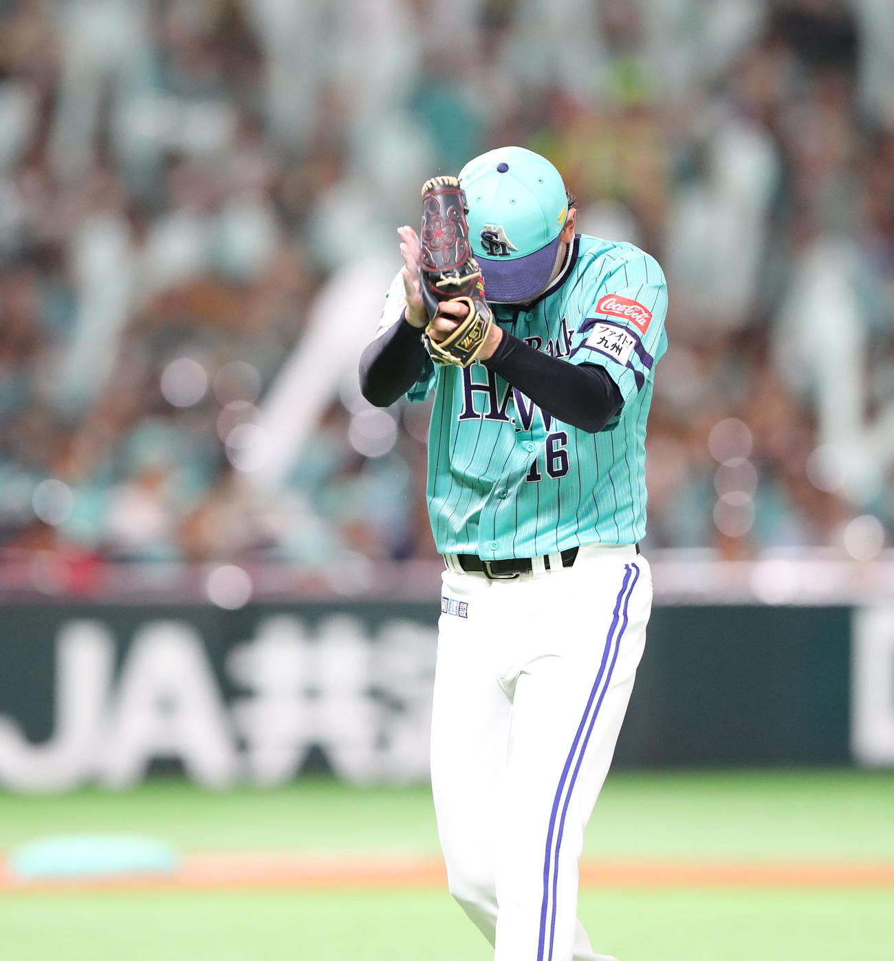 ソフトバンク対オリックス　7回表オリックス2死、頓宮を三ゴロに仕留めベンチに引きあげる東浜（撮影・梅根麻紀）