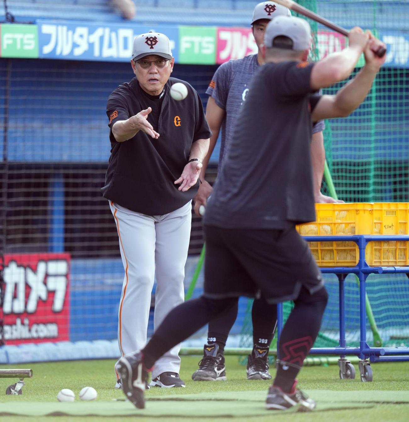ヤクルト対巨人　試合前練習で浅野（手前）にトスをあげる巨人原監督（撮影・鈴木みどり）