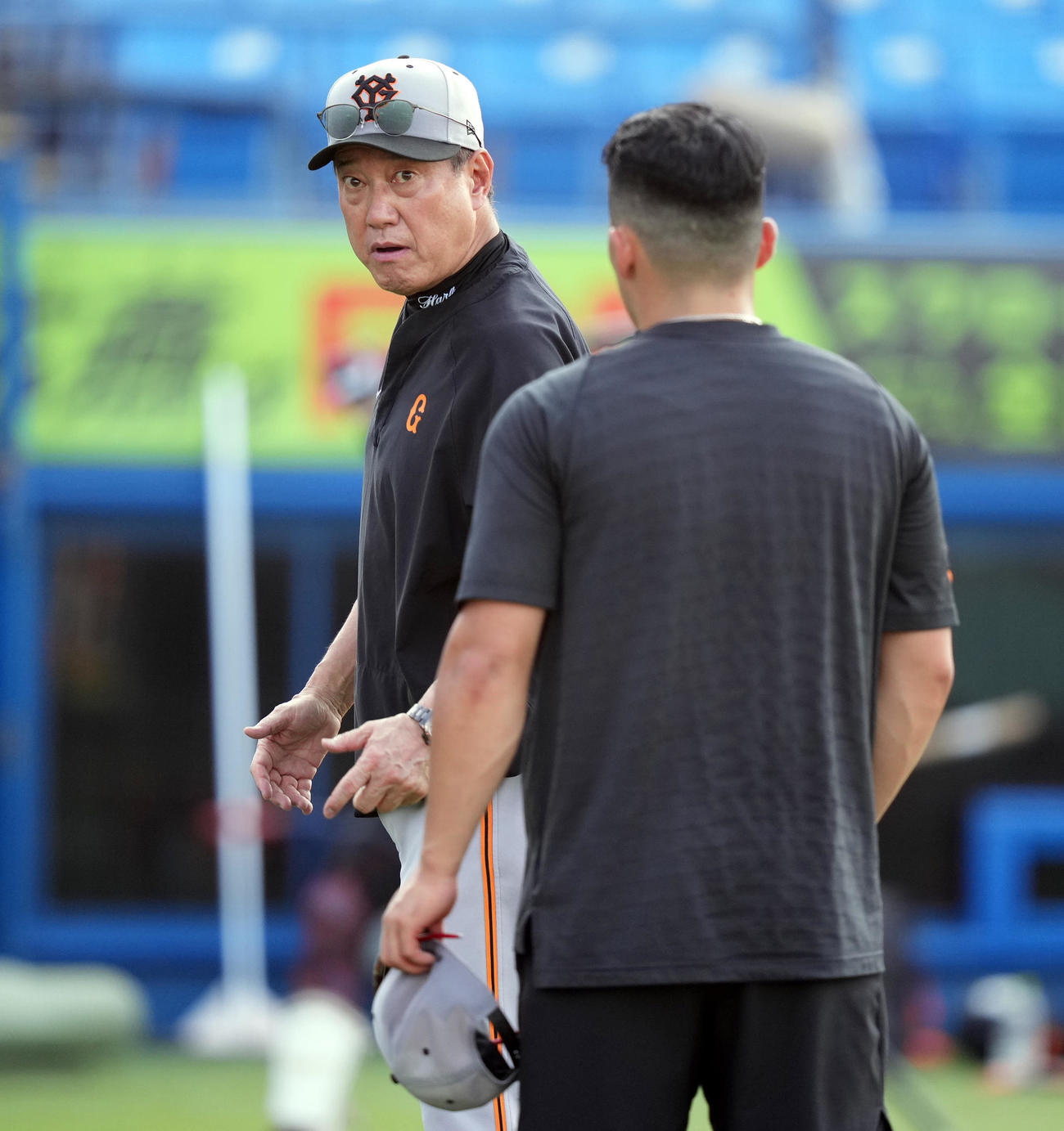 ヤクルト対巨人　試合前練習で浅野（手前）に打撃指導する巨人原監督（撮影・鈴木みどり）
