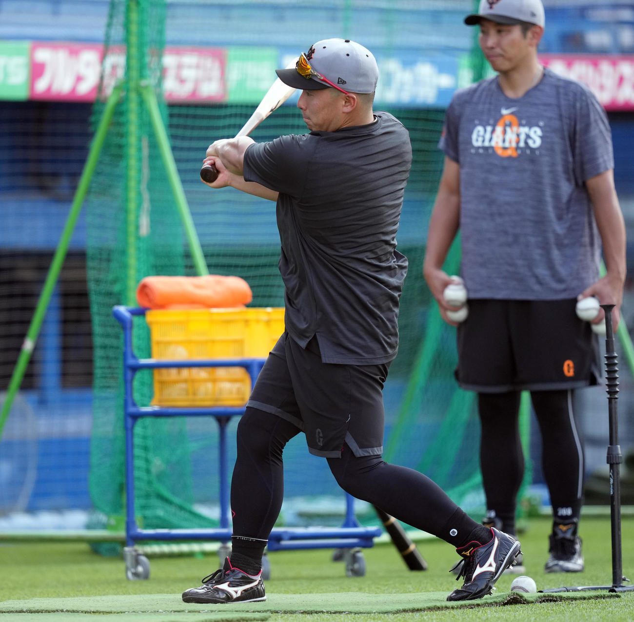 ヤクルト対巨人　試合前練習でティー打撃を行う巨人浅野（撮影・鈴木みどり）