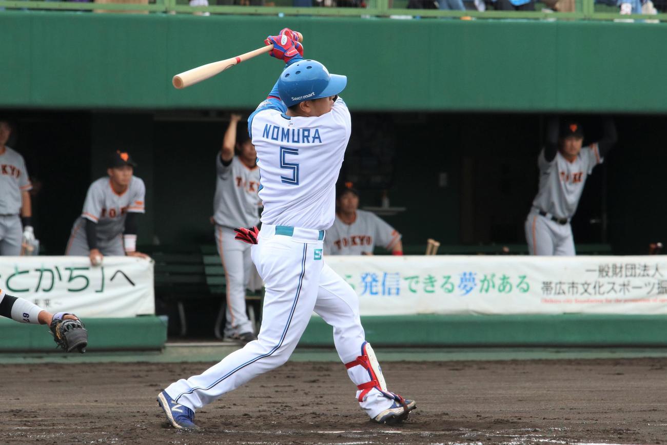 1回裏2死二塁、2ラン本塁打を放つ日本ハム野村（撮影・石井翔太）
