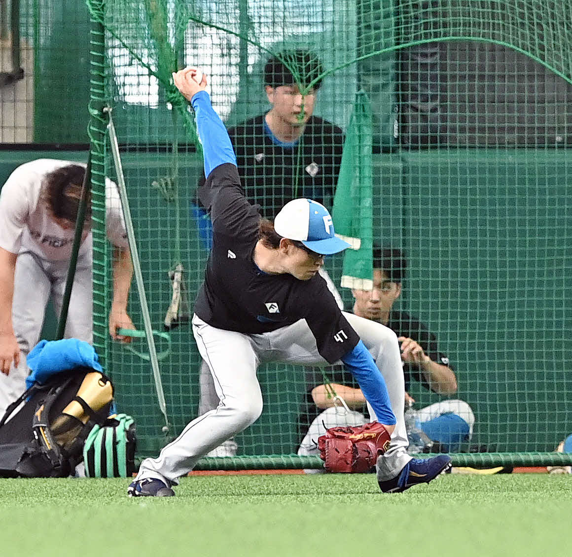 西武対日本ハム　試合前練習のキャッチボールで調整する日本ハム鈴木（撮影・滝沢徹郎）