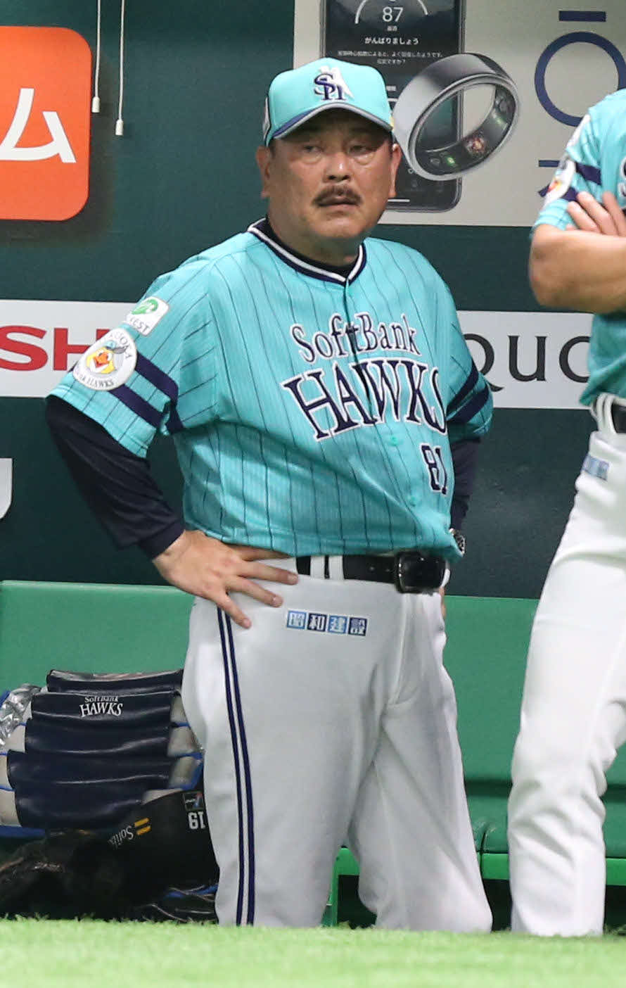 ソフトバンク対オリックス　8回裏ソフトバンク2死満塁、近藤へのストライク判定で球審を見つめる藤本監督（撮影・冨田成美）