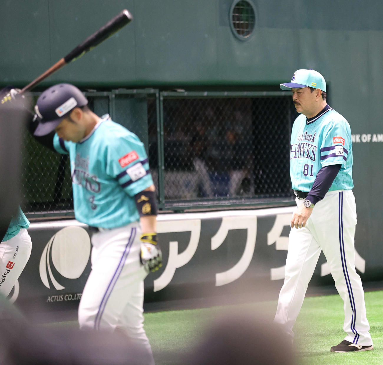 ソフトバンク対オリックス　8回裏終了後、審判に投手交代を告げてベンチに戻る藤本監督（右）。左は満塁で空振り三振に終わった近藤（撮影・梅根麻紀）